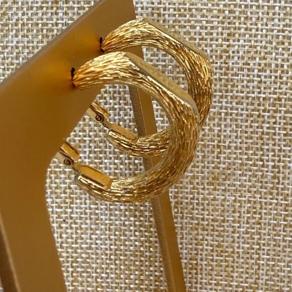 Vintage Crown Trifari Gold Tone Bamboo Textured Hoop Clip On Earrings - Picture 4 of 6